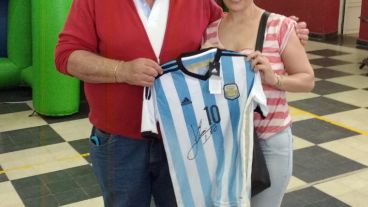 Jorge Carcavilla y la ganadora de la camiseta autografiada por Messi.
