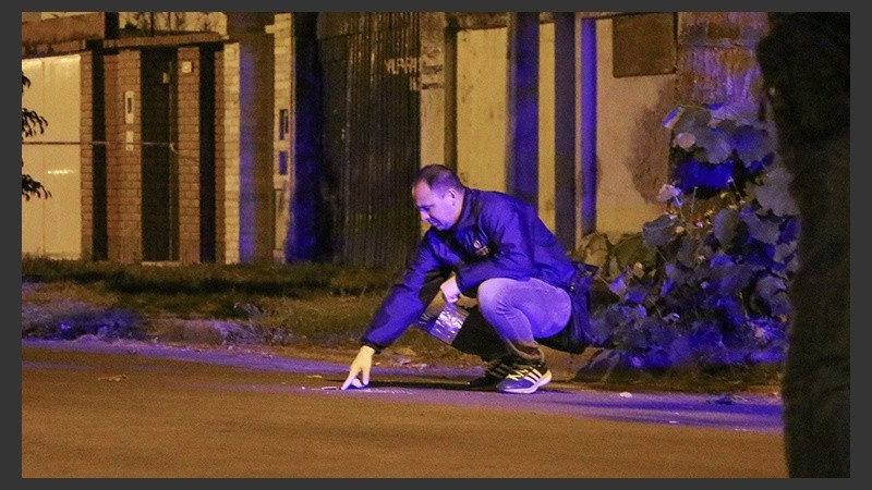 La PDI en busca de pruebas en el lugar del ataque este miércoles por la noche.