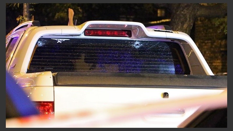 La camioneta recibió múltiples disparos. 