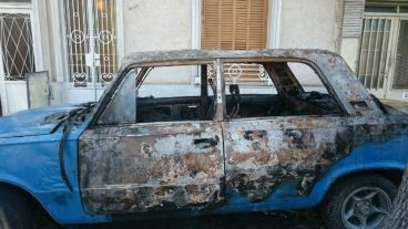 El Fiat modelo Berlina 125 color azul del policía pasado a disponibilidad.