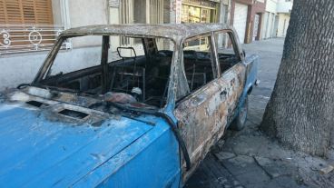 El Fiat modelo Berlina 125 color azul del policía pasado a disponibilidad.