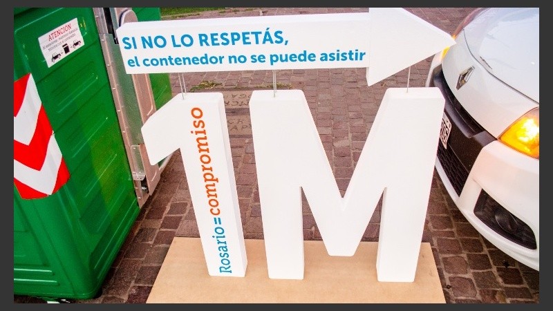 La distancia entre el vehículo estacionado y el contenedor debe ser de un metro.