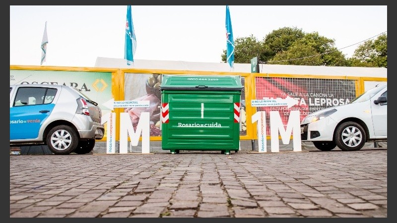 La distancia entre los vehículos estacionados y el contenedor debe ser de un metro.