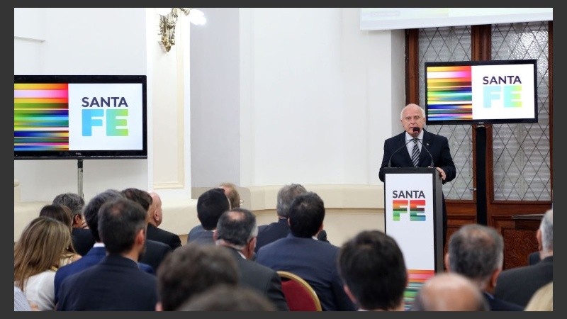 El gobernador durante la presentación del nuevo esquema impositivo.