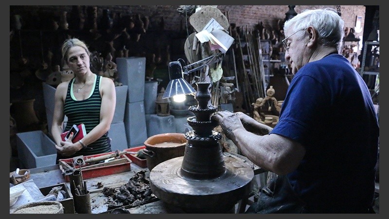 Una mujer observa el trabajo minucioso del alfarero. Es uno de los oficios más antiguos que se conoce. 
