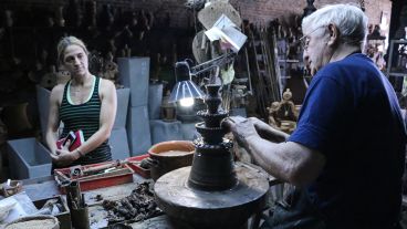 Una mujer observa el trabajo minucioso del alfarero. Es uno de los oficios más antiguos que se conoce.