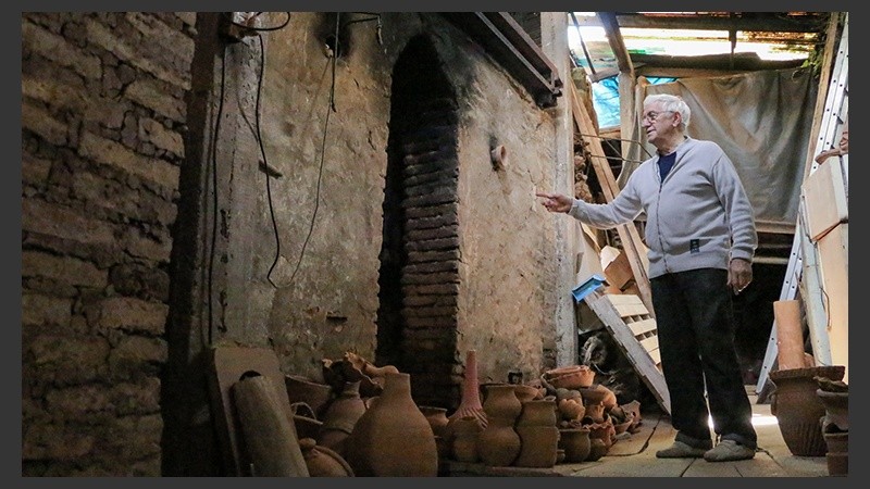 Rubén Winkler, actual dueño y maestro alfarero, señala uno de los hornos que data de fines del siglo XIX y que aún sigue en pie. 