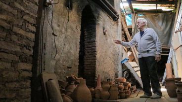 Rubén Winkler, actual dueño y maestro alfarero, señala uno de los hornos que data de fines del siglo XIX y que aún sigue en pie.