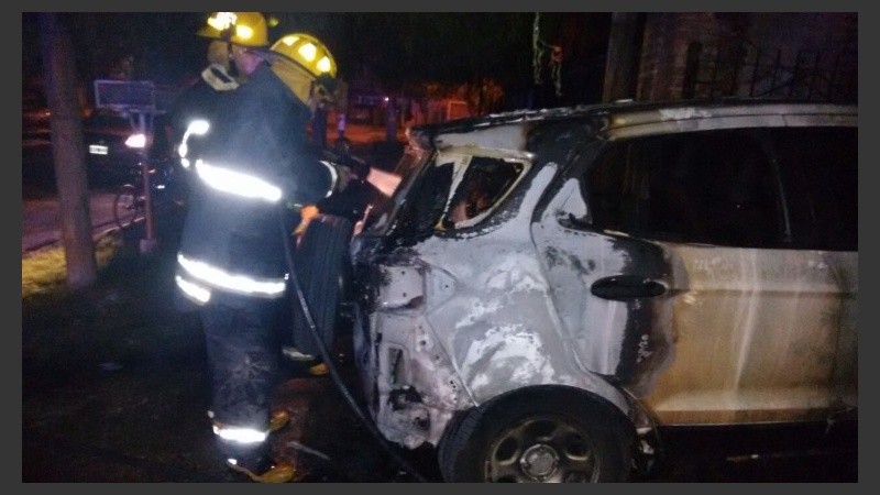 Los bomberos trabajando sobre el auto de De los Ríos.