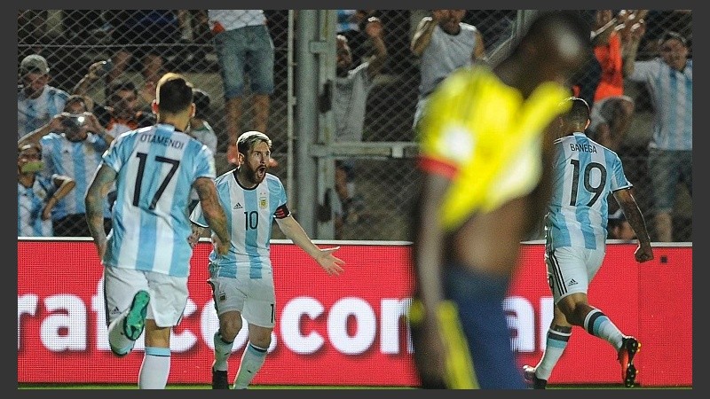 Messi celebra su tiro libre ante Colombia, en el cierre de 2016.