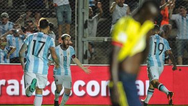 Messi celebra su tiro libre ante Colombia, en el cierre de 2016.