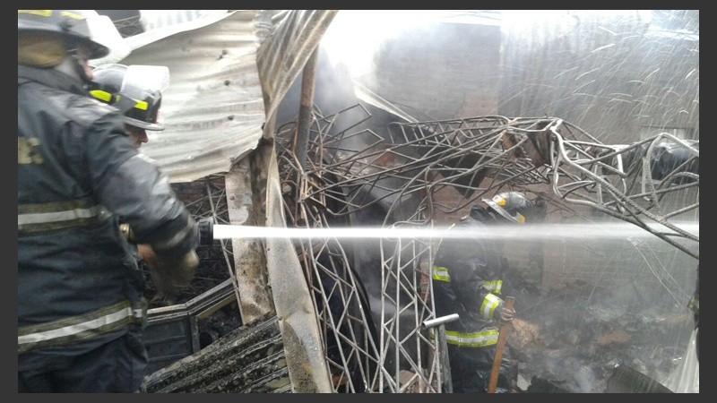 Los bomberos tuvieron que trabajar intensamente para combatir el fuego.