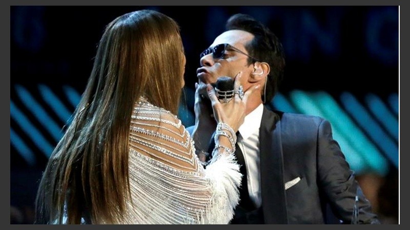 Broche de oro: besazo arriba del escenario. 