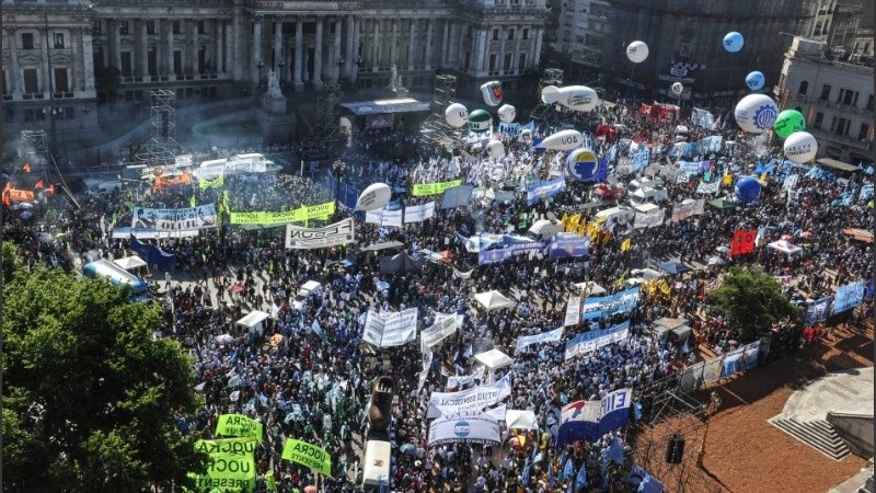 Vista aérea de la Plaza de los Dos Congresos colmadas de gente.