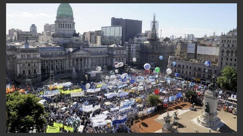 La marcha del viernes frente al Congreso que apoyó la ley de emergencia social.