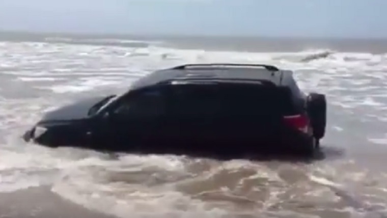 Tensión en Villa Gesell: el mar casi se traga un camioneta - Rosario3.com