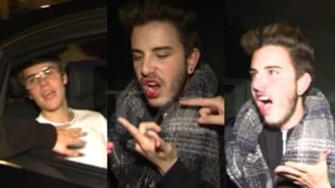 Tras la agresión se escucha al joven –en estado de shock– explicar a sus amigos que le había tocado la cara del cantante.