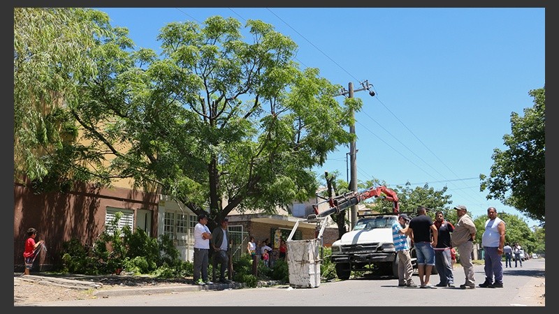 Hubo fuertes discusiones entre vecinos y una cuadrilla de la EPE.