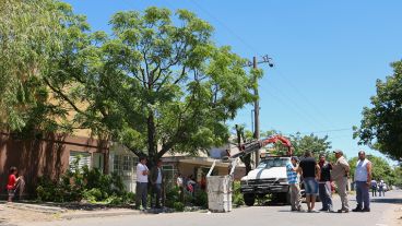 Hubo fuertes discusiones entre vecinos y una cuadrilla de la EPE.