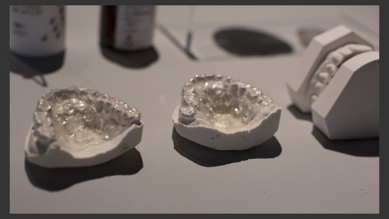 Lo primero: una impresión en silicona que se adapte a los dientes y al tamaño de la boca del que va a practicar la succión. 