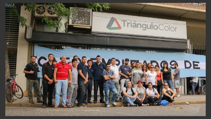 Los trabajadores en la puerta de la sucursal de Corrientes al 1900 este jueves al mediodía.
