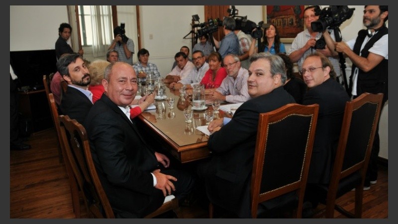 El ministro Farías anunció a los gremios estatales el pago del bono.