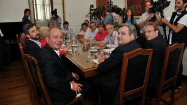 El ministro Farías anunció a los gremios estatales el pago del bono.