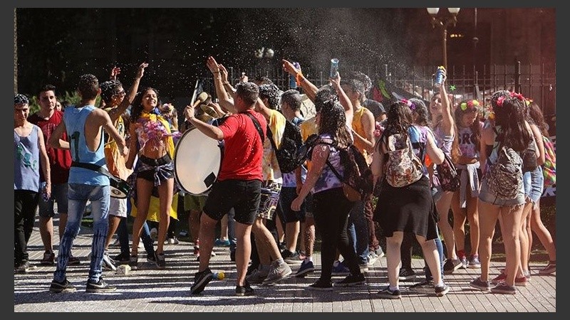 Los estudiantes festejan el cierre del año.