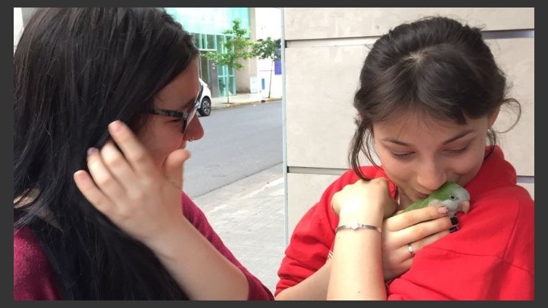 Las hermanas celebran el regreso de Pepe a sus brazos. 