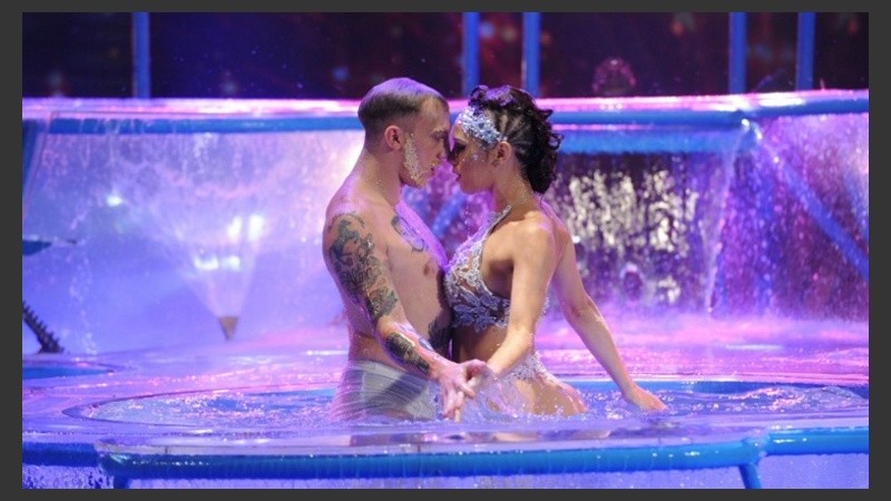 Las miradas fueron más allá de las piletas para concentrarse en el boxer blanco del cantante.