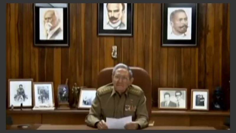 Raúl Castro anunciando la muerte de su hermano. 