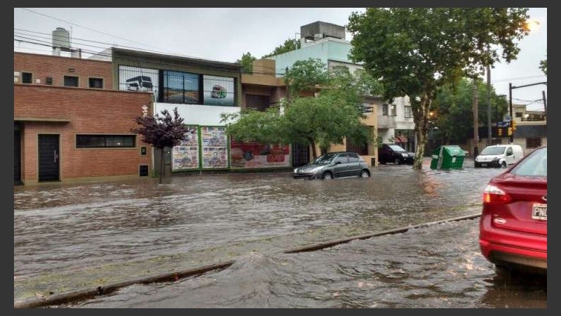 El agua llegaba a hacer olas en Pellegrini al 3800.