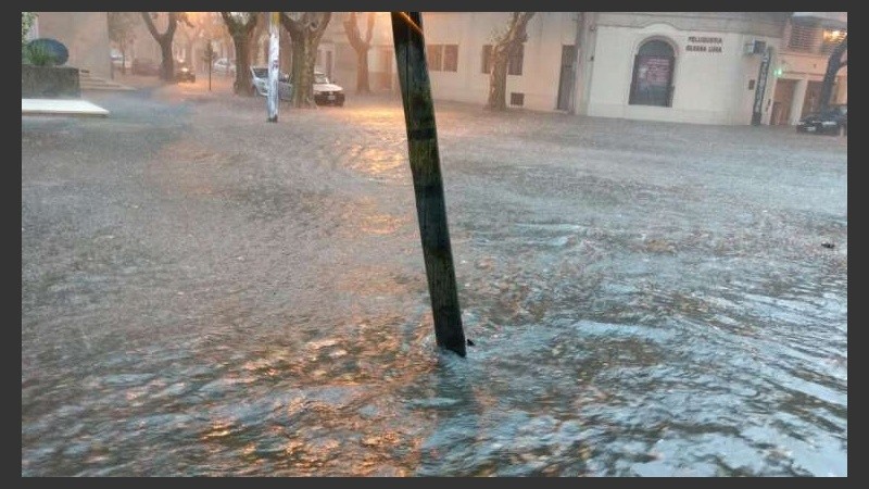 Una pileta en Urquiza y Santiago.