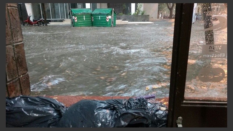 Bolsas para evitar el ingreso de agua a una vivienda de Pichincha.