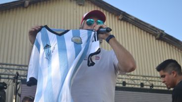 Durante los recitales se sorteó una camiseta de la selección argentina autografiada por Messi.