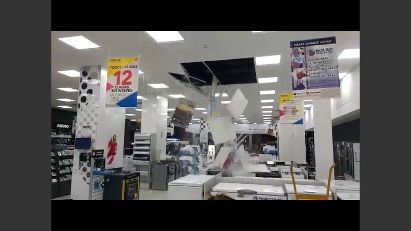 El agua hizo caer el cielo raso en el local de Musimundo.