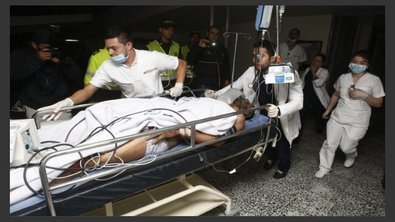 Miembros de la Clínica San Juan de Dios reciben hoy, martes 29 de noviembre de 2016 en La Ceja (Colombia), al jugador del equipo brasileño Chapecoense Alan Ruschel.
