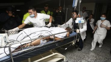 Miembros de la Clínica San Juan de Dios reciben hoy, martes 29 de noviembre de 2016 en La Ceja (Colombia), al jugador del equipo brasileño Chapecoense Alan Ruschel.