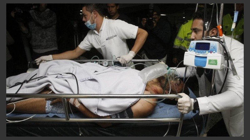 Miembros de la Clínica San Juan de Dios reciben hoy, martes 29 de noviembre de 2016 en La Ceja (Colombia), al jugador del equipo brasileño Chapecoense Alan Ruschel.