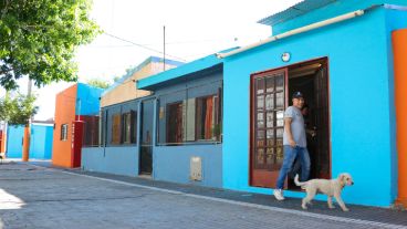 Como "Caminito" en Buenos Aires, el barrio La Lata busca llamar la atención con colores fuertes en las fachadas de las casas.