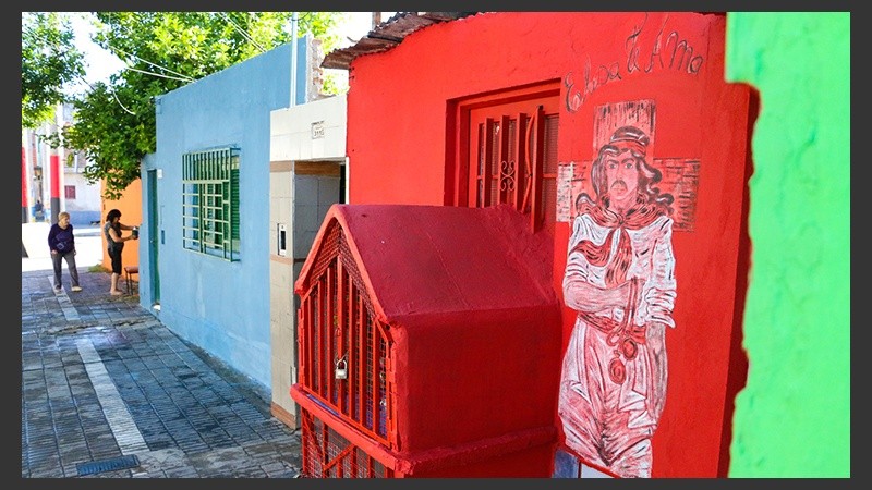 Una imagen del Gauchito Gil resalta sobre el ingreso a una vivienda en Paraguay al 3100.