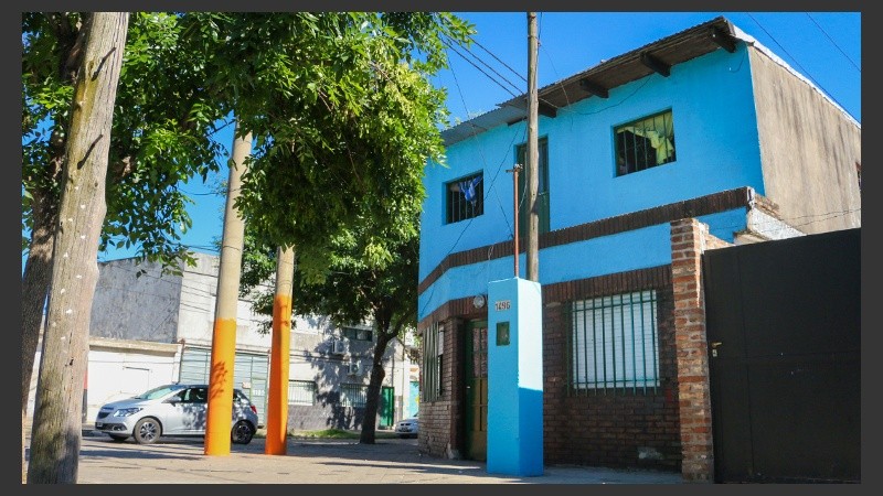 Una de las casas de dos pisos recientemente pintada. Al momento se pintaron viviendas en dos cuadras.