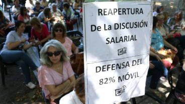Docentes reclamaron la reapertura de las paritarias.