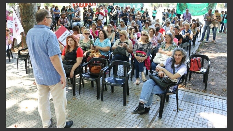 Docentes reclamaron la reapertura de las paritarias. 