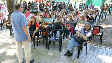 Docentes reclamaron la reapertura de las paritarias.