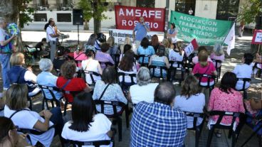 Docentes reclamaron la reapertura de las paritarias.