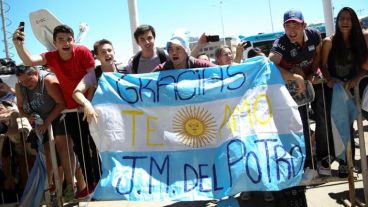 Los hinchas argentinos fueron a recibir a los campeones.