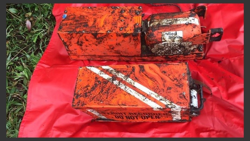 Las dos cajas que guardan las grabaciones de voz están 