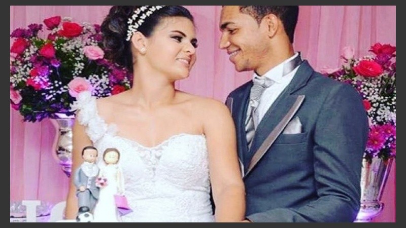 Tiago Da Rocha Vieira con su esposa, recién casados. 