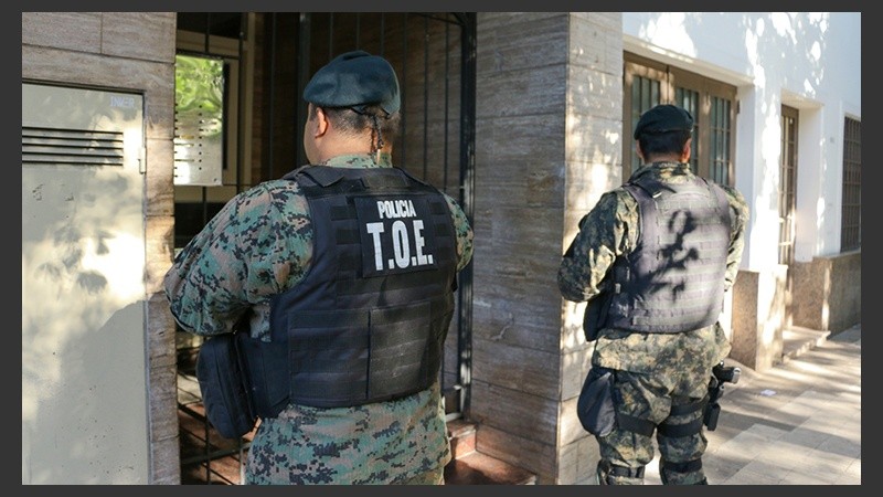 La TOE vigila la puerta del edificio de 1º de mayo y 9 de julio este miércoles donde se hizo un procedimiento. 